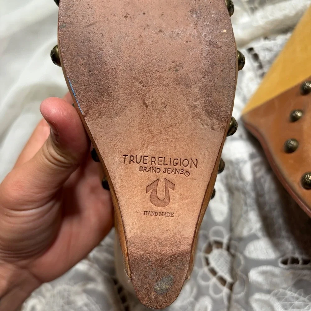 True Religion Y2K Grunge Tan Leather Studded Wooden Wedge Sandals Womens 8